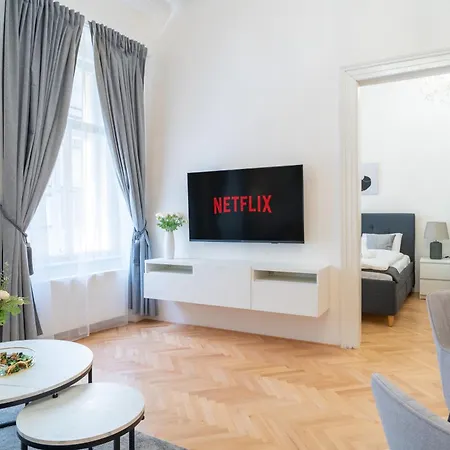 Crystal In Center Of Apartamento *