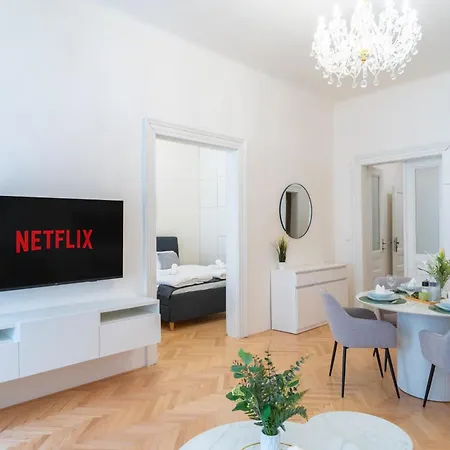 Crystal In Center Of Apartamento Praga