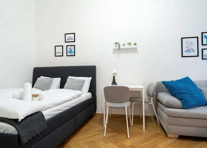 Crystal In Center Of Appartement *